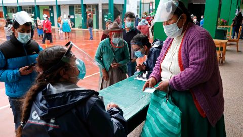 AME9291.CUSCO (PERÚ), 11/04/2021.- Una mujer ejerce su derecho al voto durante las elecciones presidenciales hoy, en un centro de votación en Cusco (Perú). Más de 25 millones de peruanos acuden desde las 7.00 horas de este domingo a votar para elegir al nuevo presidente para el periodo 2021-2026, dos vicepresidentes, 130 legisladores y cinco representantes para el Parlamento Andino, en unos comicios marcados por las medidas para evitar los contagios por la covid-19. EFE/ Stringer