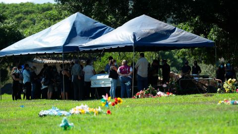 AME7673. SONSONATE (EL SALVADOR), 04/04/2021.- Familiares y allegados asisten al entierro de Victoria Esperanza Salazar, la migrante salvadoreña asesinada por policías en el balneario mexicano de Tulum, hoy, en el cementerio La Generosa, en Sonsonate (El Salvador). EFE/ Rodrigo Sura