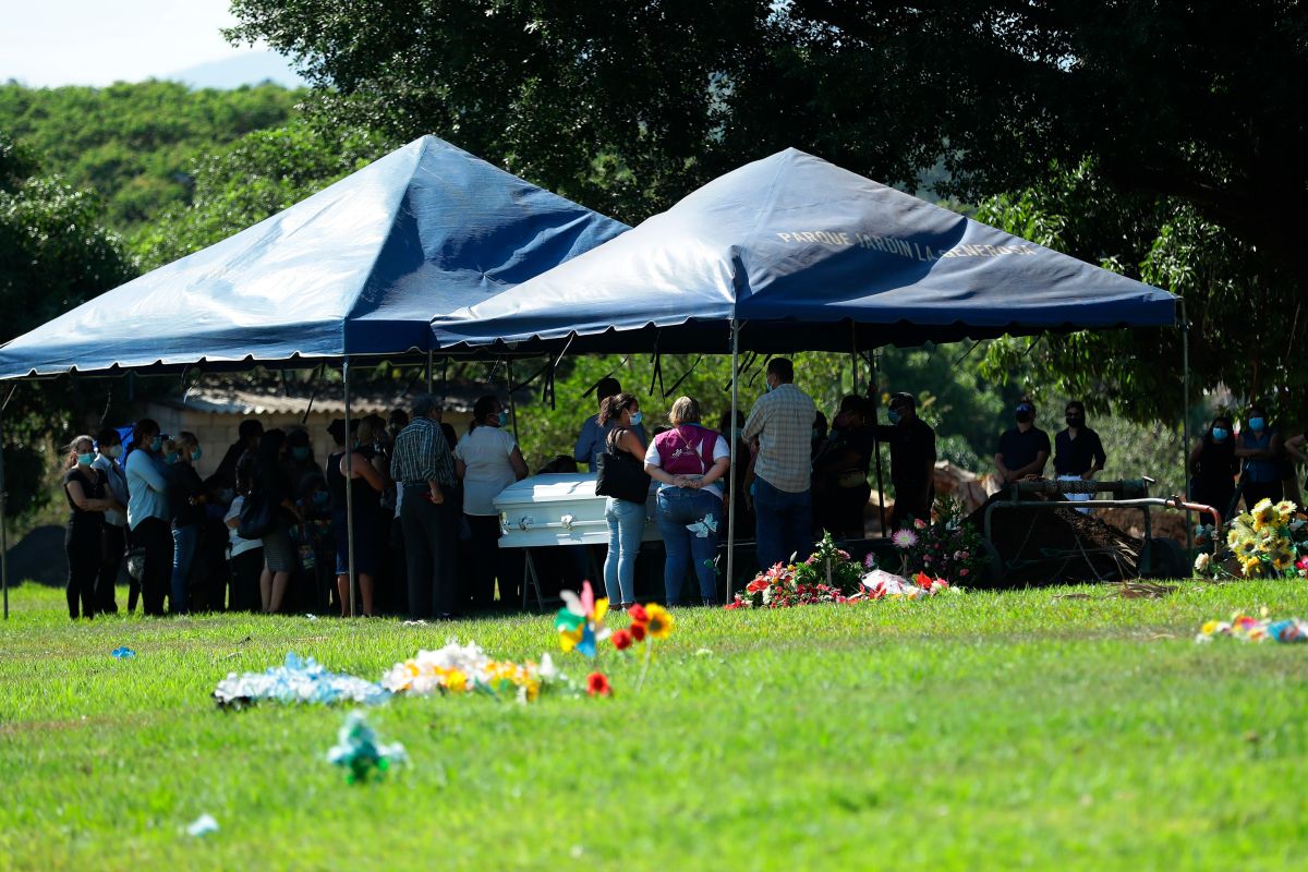 The urn was opened during burial in New York: Hispanic family sues the cemetery