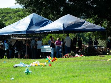 AME7673. SONSONATE (EL SALVADOR), 04/04/2021.- Familiares y allegados asisten al entierro de Victoria Esperanza Salazar, la migrante salvadoreña asesinada por policías en el balneario mexicano de Tulum, hoy, en el cementerio La Generosa, en Sonsonate (El Salvador). EFE/ Rodrigo Sura