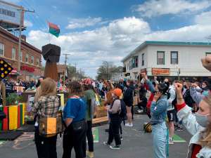 Hispanos se unen a asiáticos y afroamericanos contra violencia racial; exigen justicia