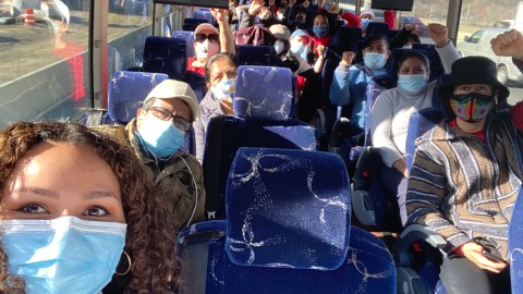 Cientos de inmigrantes viajarán en autobús este sábado desde NYC hasta Washington.