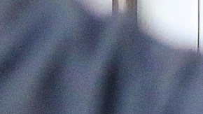 Brad Pitt dejando el hospital en silla de ruedas.