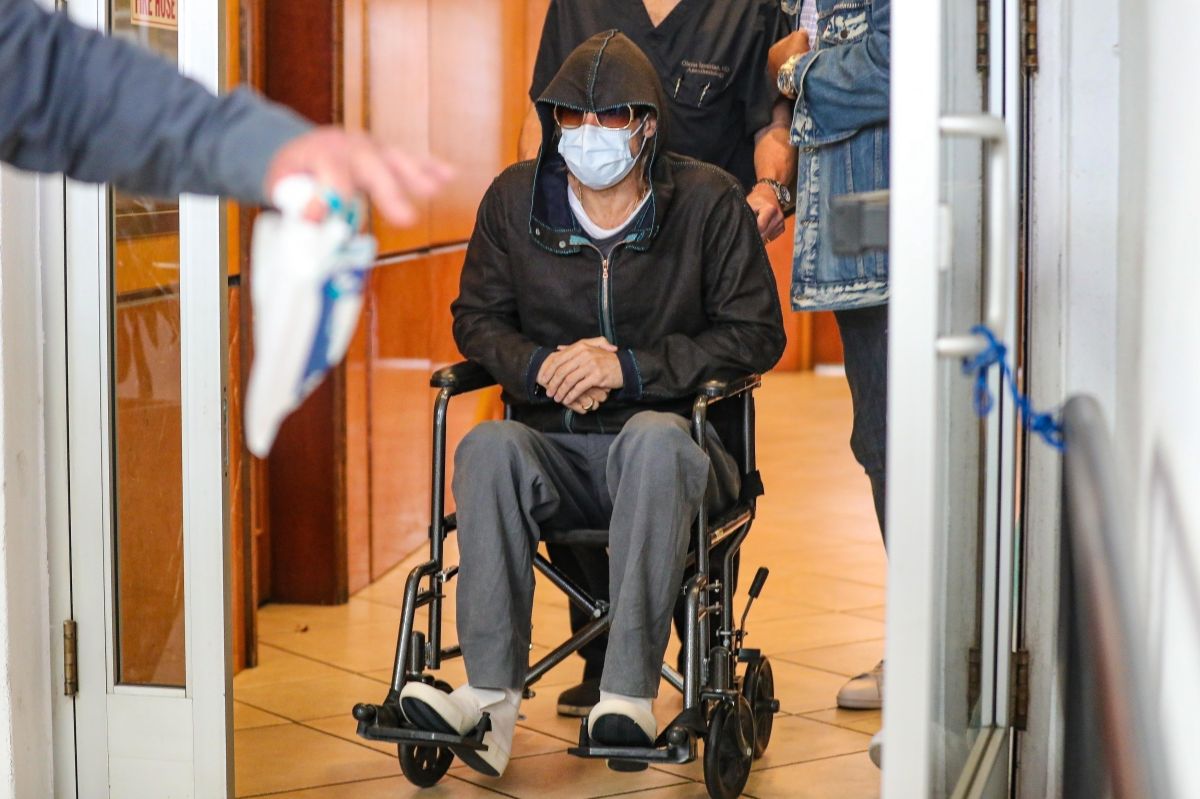 Brad Pitt dejando el hospital en silla de ruedas.