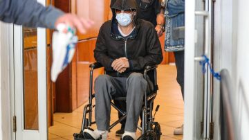 Brad Pitt dejando el hospital en silla de ruedas.