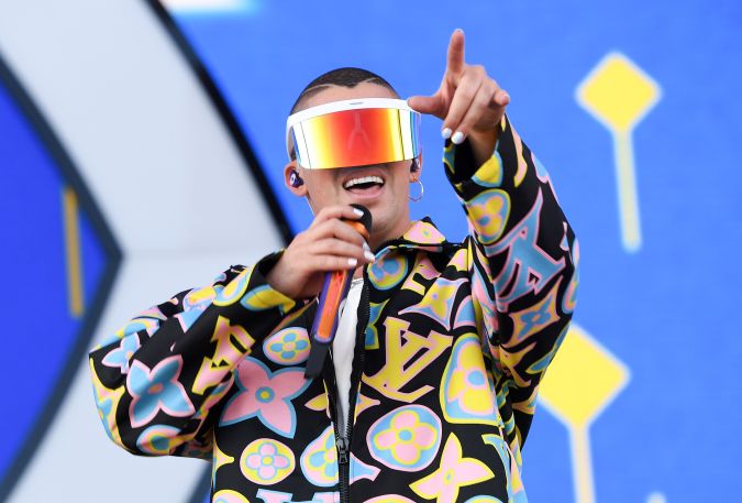 Bad Bunny se une la moda de los 'croptops'.