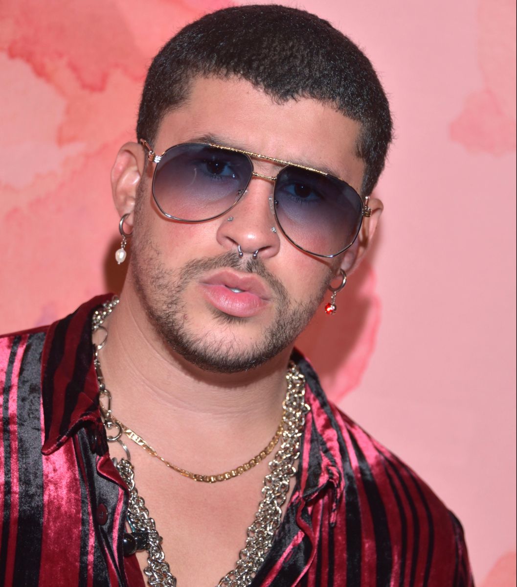 Bad Bunny arrives for the first time by the hand of his girlfriend at the 2021 Billboard Latin Music Awards