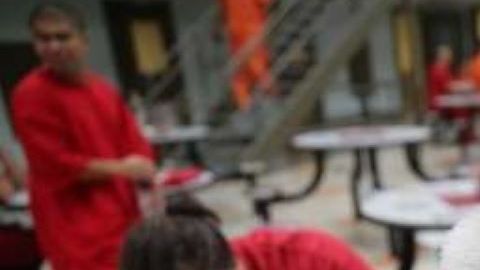 Una de las leyes busca que se evalué la posible liberación por libertad condicional a personas encarceladas de 55 años o más.