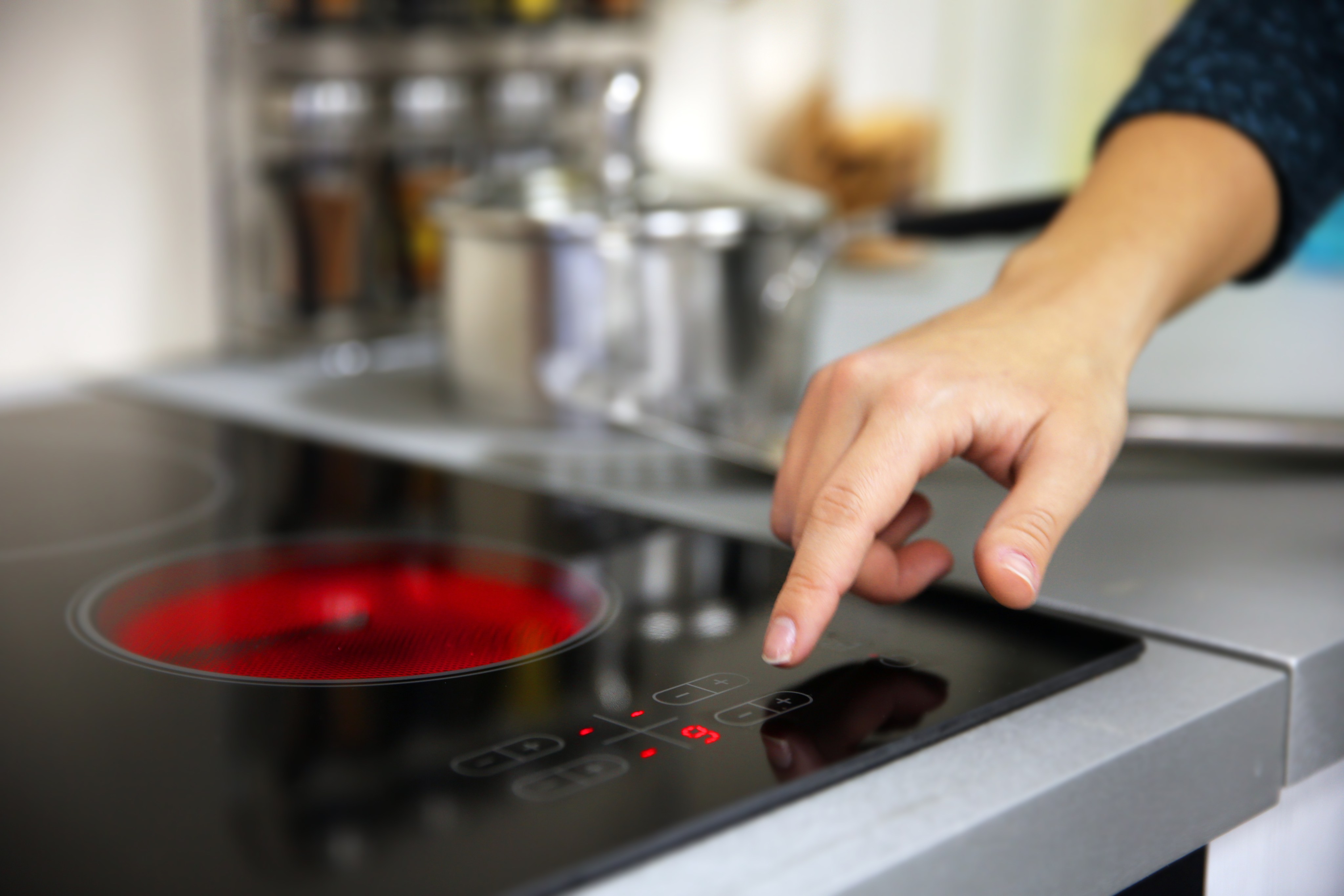 Qué es y cómo funciona la cocina de inducción?
