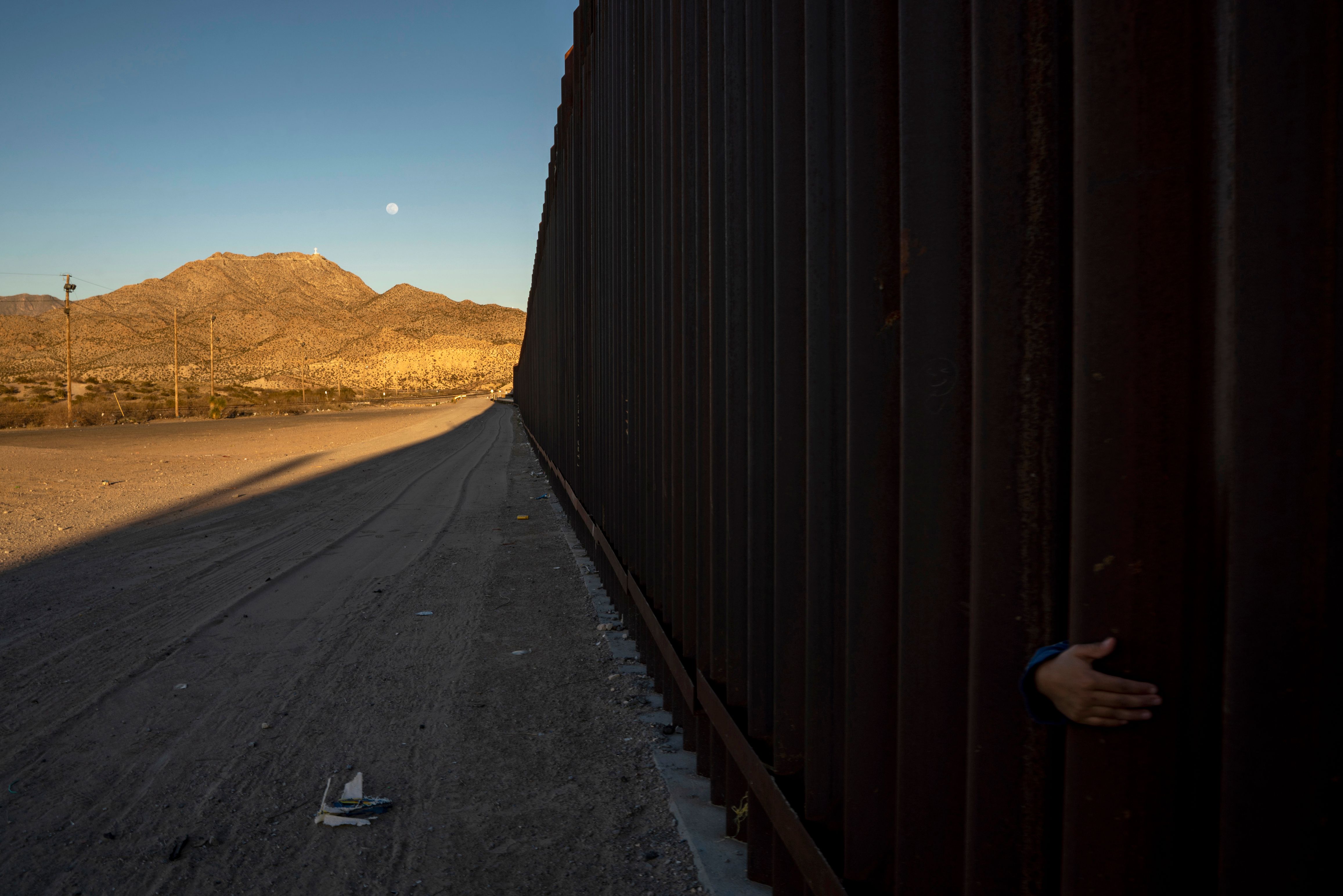 Ninos migrantes muro fronterizo