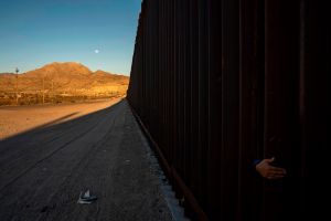 Congresista proTrump trepó el muro para "mostrar su eficacia" contra migrantes