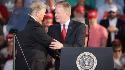 El expresidente Donald Trump y el congresista Fred Keller.