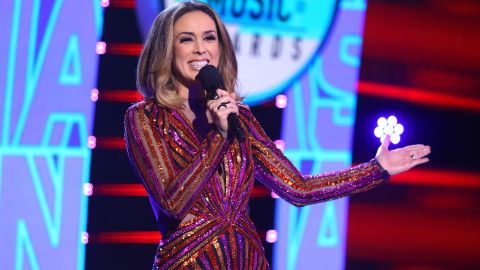 Jacky Bracamontes está lista para llevar todo su talento, belleza y carisma a los Latin American Music Awards.