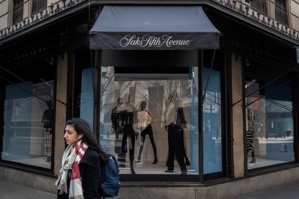 Sastre Mamut Terminal Saks Fifth Avenue es la última tienda departamental que retirará de sus  aparadores ropa y accesorios de piel - El Diario NY