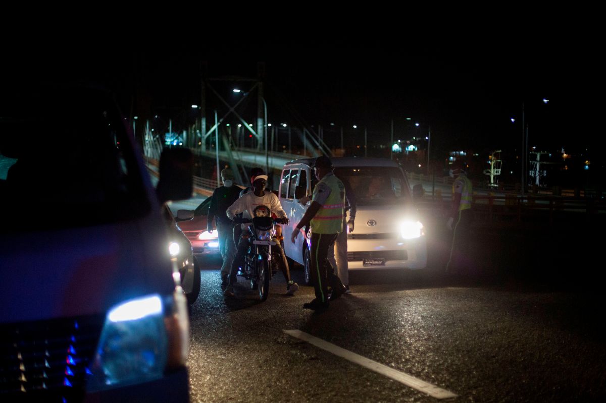 Imagen de archivo de un retén policial en una calle de Santo Domingo, capital de República Dominicana.