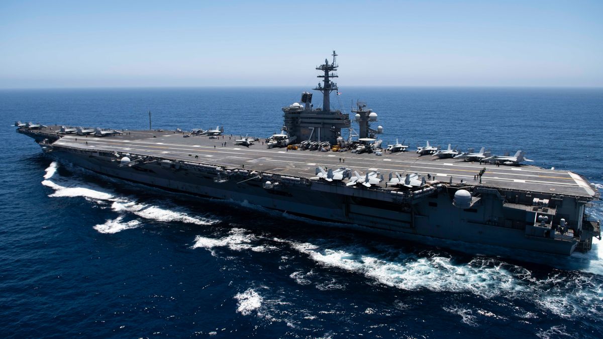 El portaaviones USS Theodore Roosevelt (CVN 71) en el Océano Pacífico.