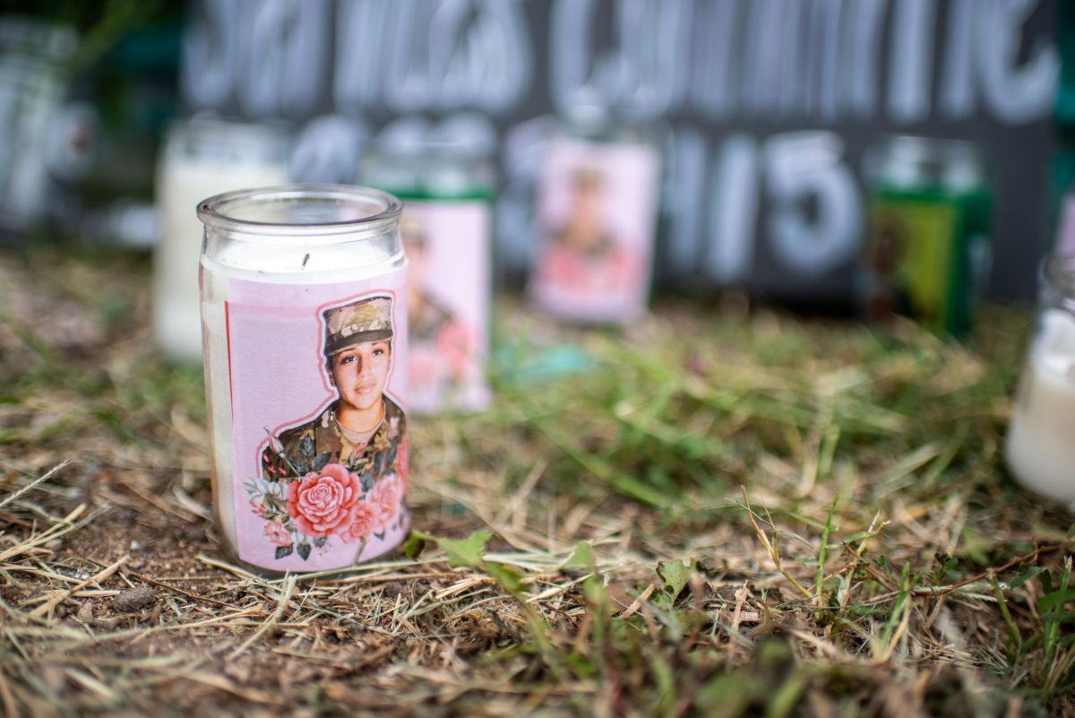 Velas en recordación de Vanessa Guillén, asesinada el 22 de abril del 2020 en la base militar Fort Hood, en Killeen, Texas.