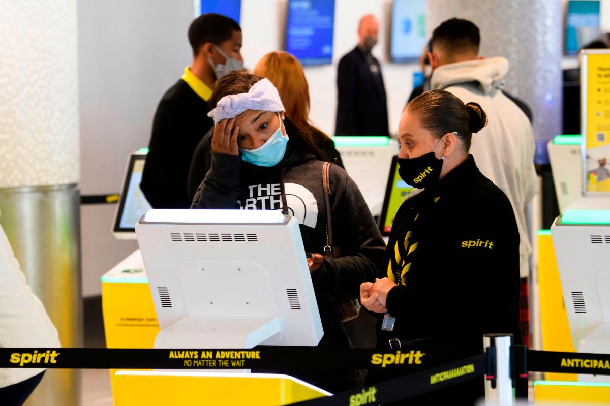  Una pasajera de Spirit Airlines se registra para un vuelo en el Aeropuerto Internacional de Los Angeles.