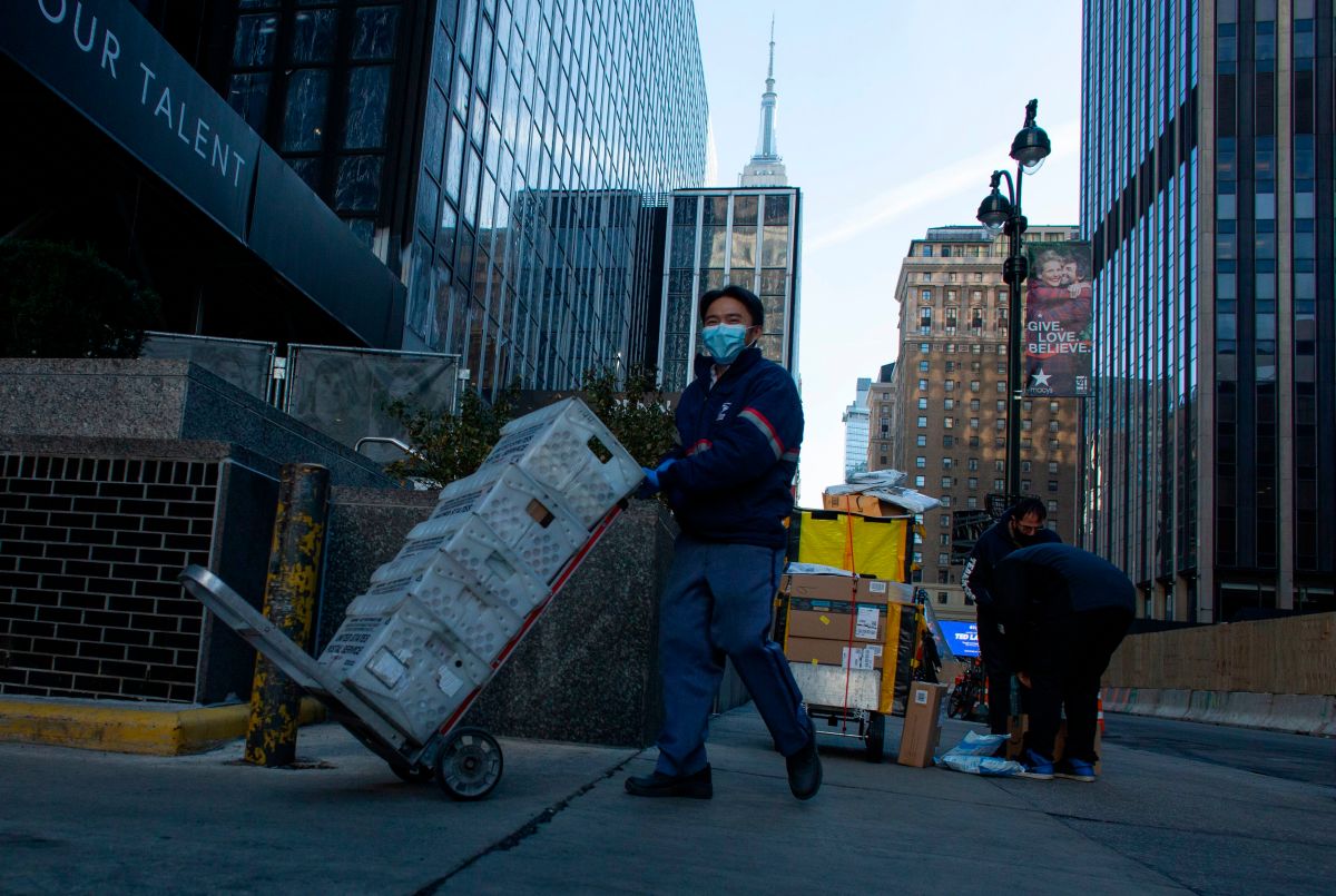 Un empleado del Servicio Postal de EE.UU. (USPS) en una calle de Manhattan, Nueva York.
