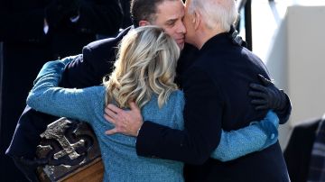Joe Biden, su esposa Jill y su hijo Hunter en el juramento presidencial, enero 2021.