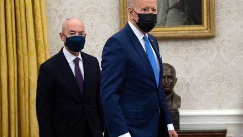 El secretario Alejandro Mayorkas y el presidente Joe Biden.