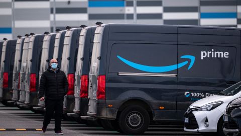 Amazon admite que sus conductores en ocasiones tienen que orinar en botellas de plástico-GettyImages-1231869386.jpeg