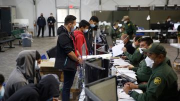 La Administración Biden enfrenta críticas por cómo está manejando los casos de asilo en la frontera.