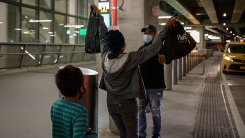 Ninos migrantes aeropuerto La Guardia