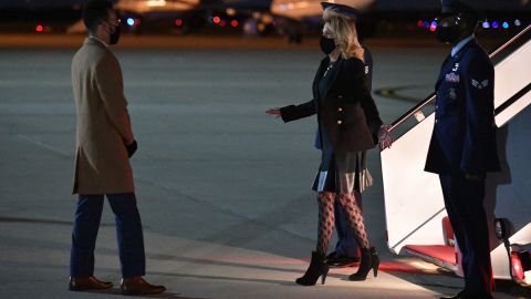 La primera dama Jill Biden causó polémica con su atuendo.