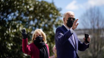 WASHINGTON, DC - APRIL 2: U.S. President Joe Biden and First Lady Dr. Jill Biden depart the White House and walk to Marine One on the South Lawn of the White House on April 2, 2021 in Washington, DC. The Bidens are spending the Easter weekend at Camp David in Maryland. (Photo by Drew Angerer/Getty Images)