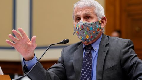 El Dr. Fauci ha defendido el uso de mascarillas incluso después de la vacunación.