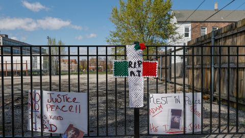 Un pequeño memorial para Adam Toledo.