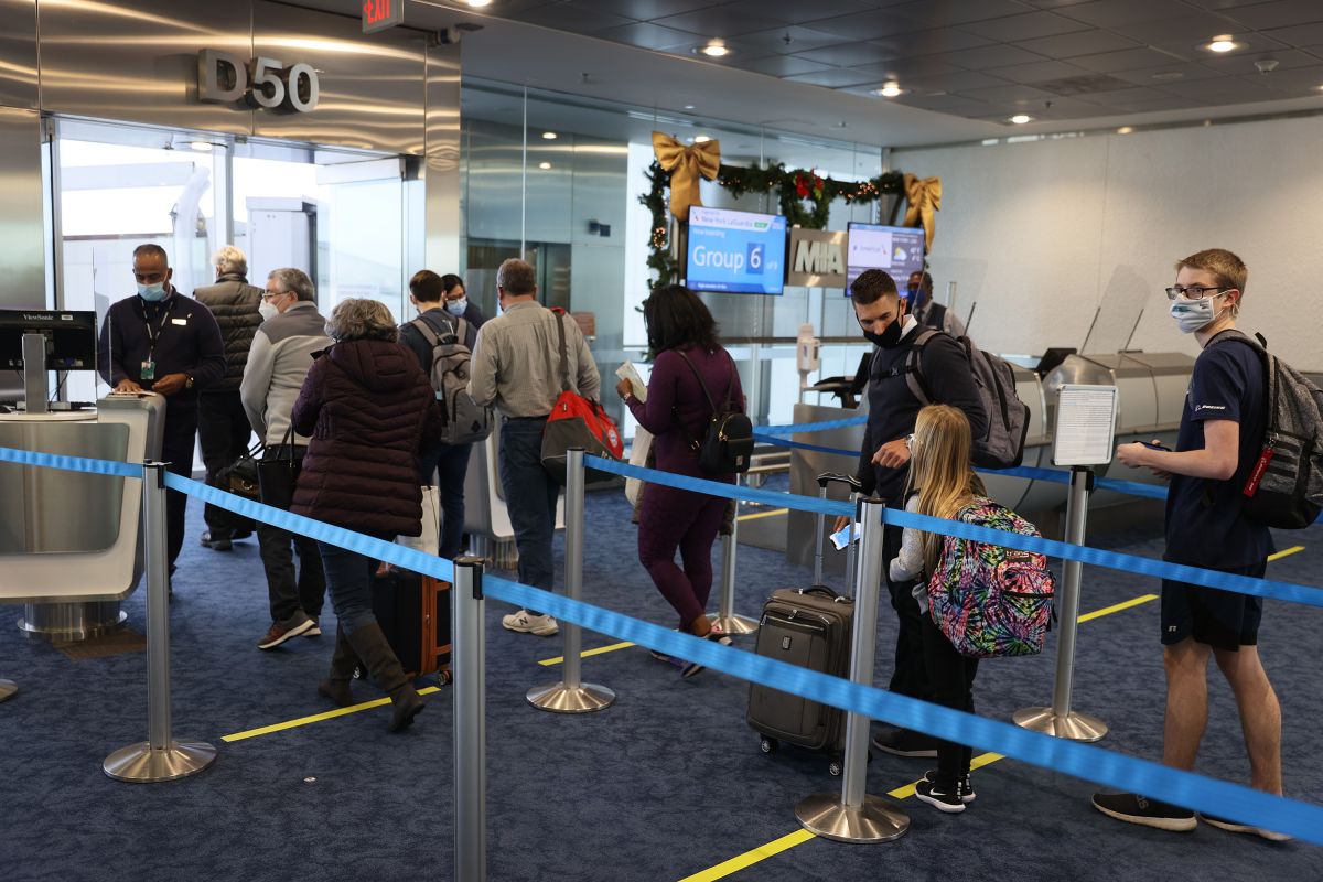Pasajeros de American Airlines se enfrentan a los puños en vestíbulo de ...