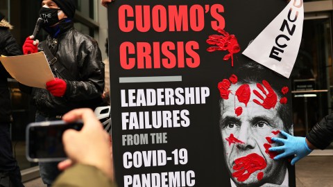 Protesta en NYC satirizando el libro del gobernador Andrew Cuomo en marzo 2021.