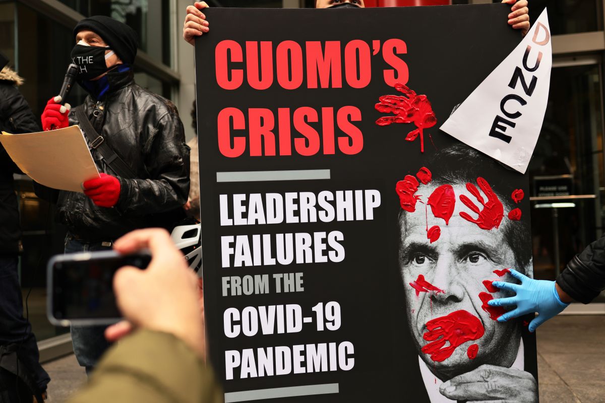 Protesta satirizando el libro de Cuomo, marzo 2021, NYC.