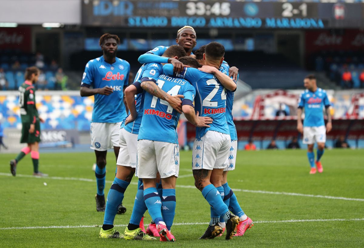 Victoria del Napoli ante el Crotone en un partido repleto de goles