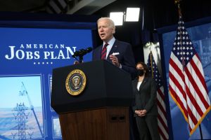 Biden ordenará a contratistas federales aumentar a $15 dólares el salario mínimo de sus empleados