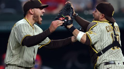 Joe Musgrove (izq.), de los Padres, celebra su joya de pitcheo con el catcher Víctor Caratini.