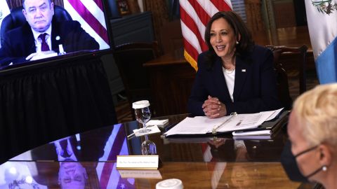 El presidente de Guatemala, Alejandro Giammattei, y la vicepresidenta Kamala Harris.