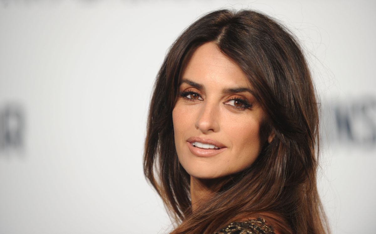 Penelope Cruz’s name appears backwards on the plaque of her Oscar statuette