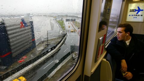 El AirTrain de JFK se inauguró en diciembre de 2003.