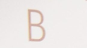 Khloé Kardashian toma el sol con un pequeño bikini.