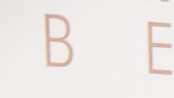 Khloé Kardashian toma el sol con un pequeño bikini.