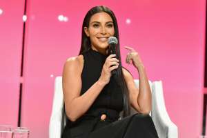 Kim Kardashian presenta en Instagram al cirujano plástico que le permite seguir luciendo un aspecto radiante