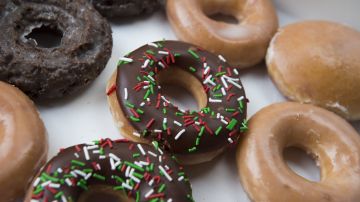 Krispy Kreme presenta dos nuevas donas glaseadas elaborados con galletas Oreo-GettyImages-627073004.jpeg