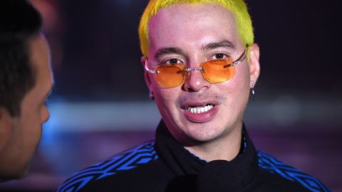 J Balvin critica a El Alfa por ostentar fajas de dinero en Instagram.