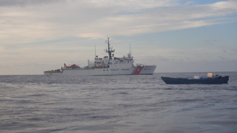 La tripulación del Coast Guard Cutter Bear logró varias incautaciones de droga.