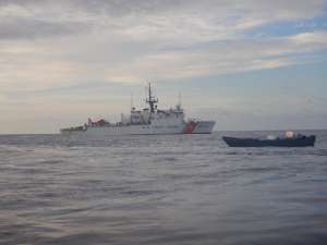 Guardia Costera propina golpe de $140 millones al narco al incautar droga en barco