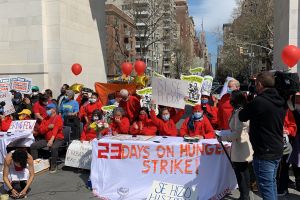 Terminan huelga de hambre tras aprobación de fondos en presupuesto de NY para trabajadores excluido