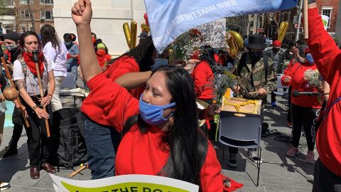 Trabajadores excluidos festejan la aprobación de los fondos que les darán ayuda.